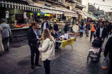 Kudüs, İsrail - 17 Şubat 2026 Mahane Yehuda 'da Yaşam ve Hareket, bu ikonik ve otantik yerde yerel kalabalığı, çeşitli karakterleri ve canlı şehir enerjisini gözler önüne seriyor..
