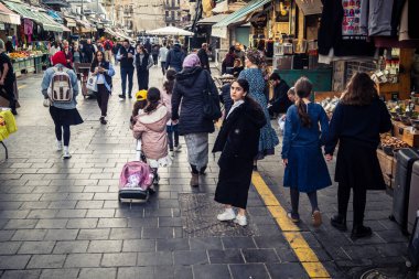 Kudüs, İsrail - 17 Şubat 2026 Mahane Yehuda 'da Yaşam ve Hareket, bu ikonik ve otantik yerde yerel kalabalığı, çeşitli karakterleri ve canlı şehir enerjisini gözler önüne seriyor..