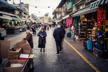 Kudüs, İsrail - 17 Şubat 2026 Mahane Yehuda 'da Yaşam ve Hareket, bu ikonik ve otantik yerde yerel kalabalığı, çeşitli karakterleri ve canlı şehir enerjisini gözler önüne seriyor..
