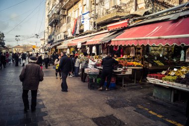 Kudüs, İsrail - 17 Şubat 2026 Mahane Yehuda 'da Yaşam ve Hareket, bu ikonik ve otantik yerde yerel kalabalığı, çeşitli karakterleri ve canlı şehir enerjisini gözler önüne seriyor..
