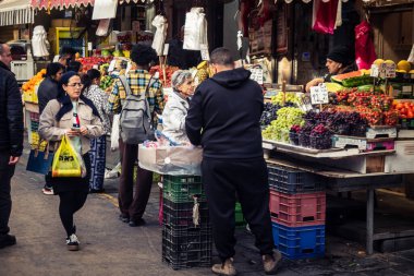 Kudüs, İsrail - 17 Şubat 2026 Mahane Yehuda 'daki ticaret sanatı, bu ikonik ve canlı mekan içinde tüccarların faaliyet, geleneksel hizmet ve otantik insan etkileşimini gözler önüne seriyor..