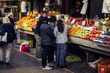 Kudüs, İsrail - 17 Şubat 2026 Mahane Yehuda 'daki ticaret sanatı, bu ikonik ve canlı mekan içinde tüccarların faaliyet, geleneksel hizmet ve otantik insan etkileşimini gözler önüne seriyor..