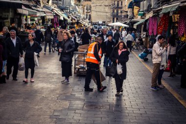 Kudüs, İsrail - 17 Şubat 2026 Mahane Yehuda 'da Yaşam ve Hareket, bu ikonik ve otantik yerde yerel kalabalığı, çeşitli karakterleri ve canlı şehir enerjisini gözler önüne seriyor..