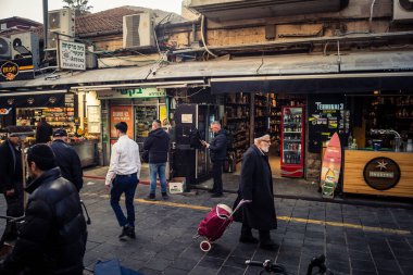 Kudüs, İsrail - 17 Şubat 2026 Mahane Yehuda 'da Yaşam ve Hareket, bu ikonik ve otantik yerde yerel kalabalığı, çeşitli karakterleri ve canlı şehir enerjisini gözler önüne seriyor..