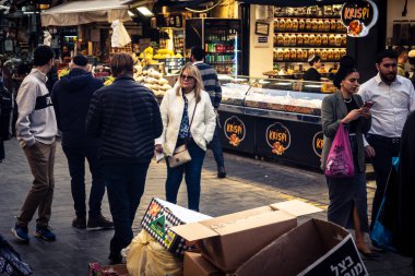 Kudüs, İsrail - 17 Şubat 2026 Mahane Yehuda 'da Yaşam ve Hareket, bu ikonik ve otantik yerde yerel kalabalığı, çeşitli karakterleri ve canlı şehir enerjisini gözler önüne seriyor..
