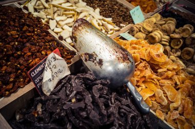 Kudüs, İsrail - 17 Şubat 2026 Mahane Yehuda Pazarı 'nda geleneksel kurutulmuş meyve, sebze ve çiçeklerin keşfi, bu ikonik kent bölgesinde canlı renkler ve dokular sergileniyor.