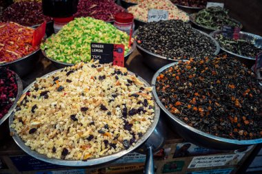 Kudüs, İsrail - 17 Şubat 2026 Mahane Yehuda Pazarı 'nda geleneksel kurutulmuş meyve, sebze ve çiçeklerin keşfi, bu ikonik kent bölgesinde canlı renkler ve dokular sergileniyor.