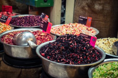 Kudüs, İsrail - 17 Şubat 2026 Mahane Yehuda Pazarı 'nda geleneksel baharatların keşfi, canlı renkler, egzotik dokular ve bu ikonik kentsel konumda aşçılık mirası sergileniyor.