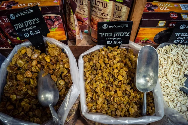 Kudüs, İsrail - 17 Şubat 2026 Mahane Yehuda Pazarı 'nda geleneksel kurutulmuş meyve, sebze ve çiçeklerin keşfi, bu ikonik kent bölgesinde canlı renkler ve dokular sergileniyor.