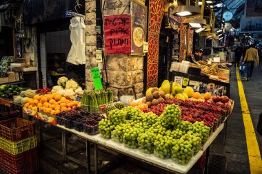 Kudüs, İsrail - 17 Şubat 2026 Mahane Yehuda 'da canlı bir taze meyve ve sebze gösterisi, bu ikonik ve otantik yerde mevsimlik hasat ve renkli bolluk sergileniyor..
