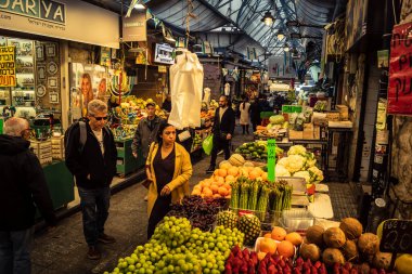 Kudüs, İsrail - 17 Şubat 2026 Mahane Yehuda 'nın tarihi sokaklarında yürüyüş, bu ikonik ve otantik yerin hareketli ruhlarını, işlek caddelerini ve kentsel mimarisini gözler önüne seriyor..
