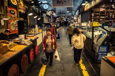 Kudüs, İsrail - 17 Şubat 2026 Mahane Yehuda 'nın tarihi sokaklarında yürüyüş, bu ikonik ve otantik yerin hareketli ruhlarını, işlek caddelerini ve kentsel mimarisini gözler önüne seriyor..