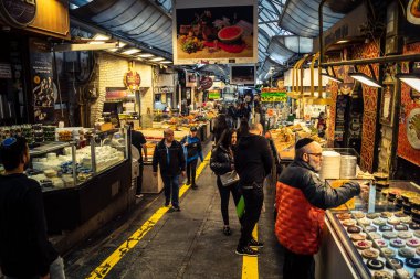 Kudüs, İsrail - 17 Şubat 2026 Mahane Yehuda 'nın tarihi sokaklarında yürüyüş, bu ikonik ve otantik yerin hareketli ruhlarını, işlek caddelerini ve kentsel mimarisini gözler önüne seriyor..