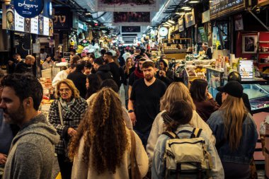 Kudüs, İsrail - 17 Şubat 2026 Mahane Yehuda 'da Yaşam ve Hareket, bu ikonik ve otantik yerde yerel kalabalığı, çeşitli karakterleri ve canlı şehir enerjisini gözler önüne seriyor..