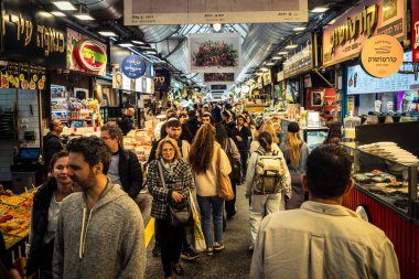 Kudüs, İsrail - 17 Şubat 2026 Mahane Yehuda 'da Yaşam ve Hareket, bu ikonik ve otantik yerde yerel kalabalığı, çeşitli karakterleri ve canlı şehir enerjisini gözler önüne seriyor..