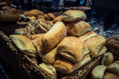 Kudüs, İsrail - 17 Şubat 2026 Mahane Yehuda 'da geleneksel ekmek sanatı, bu ikonik ve tarihi yerin altın kabuklarını, zanaatkar pişirmesini ve sıcak mutfak mirasını sergiliyor..