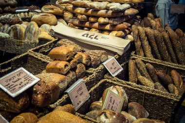 Kudüs, İsrail - 17 Şubat 2026 Mahane Yehuda 'da geleneksel ekmek sanatı, bu ikonik ve tarihi yerin altın kabuklarını, zanaatkar pişirmesini ve sıcak mutfak mirasını sergiliyor..