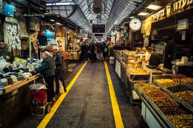 Kudüs, İsrail - 17 Şubat 2026 Mahane Yehuda 'daki ticaret sanatı, bu ikonik ve canlı mekan içinde tüccarların faaliyet, geleneksel hizmet ve otantik insan etkileşimini gözler önüne seriyor..