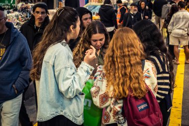 Kudüs, İsrail - 17 Şubat 2026 Mahane Yehuda 'da Yaşam ve Hareket, bu ikonik ve otantik yerde yerel kalabalığı, çeşitli karakterleri ve canlı şehir enerjisini gözler önüne seriyor..