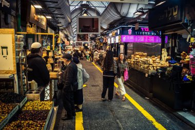 Kudüs, İsrail - 17 Şubat 2026 Mahane Yehuda 'da Yaşam ve Hareket, bu ikonik ve otantik yerde yerel kalabalığı, çeşitli karakterleri ve canlı şehir enerjisini gözler önüne seriyor..