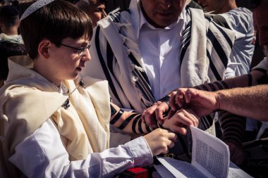 Kudüs, İsrail - 18 Şubat 2026. Kotel 'de Bar Mitzvah kutlaması. Yahudiliğin en kutsal yerinde olgunluğa geçişi simgeleyen dini ergenlik ayini..