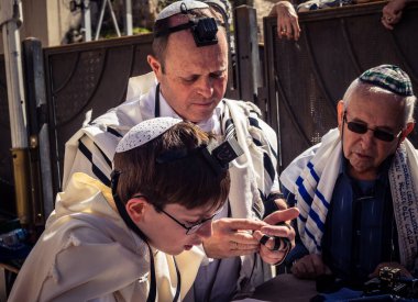 Kudüs, İsrail - 18 Şubat 2026. Kotel 'de Bar Mitzvah kutlaması. Yahudiliğin en kutsal yerinde olgunluğa geçişi simgeleyen dini ergenlik ayini..