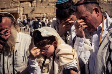 Kudüs, İsrail - 18 Şubat 2026. Kotel 'de Bar Mitzvah kutlaması. Yahudiliğin en kutsal yerinde olgunluğa geçişi simgeleyen dini ergenlik ayini..