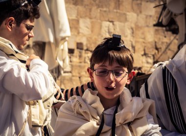 Kudüs, İsrail - 18 Şubat 2026. Kotel 'de Bar Mitzvah kutlaması. Yahudiliğin en kutsal yerinde olgunluğa geçişi simgeleyen dini ergenlik ayini..