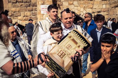 Kudüs, İsrail - 18 Şubat 2026. Kotel 'de Bar Mitzvah kutlaması. Yahudiliğin en kutsal yerinde olgunluğa geçişi simgeleyen dini ergenlik ayini..
