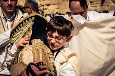 Kudüs, İsrail - 18 Şubat 2026. Kotel 'de Bar Mitzvah kutlaması. Yahudiliğin en kutsal yerinde olgunluğa geçişi simgeleyen dini ergenlik ayini..