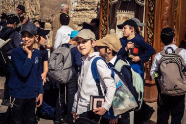 Kudüs, İsrail - 18 Şubat 2026. Batı Duvarı Plaza, Kudüs 'te duran çocuklar. Çocukların masumiyetine karşı dualar ve tarihi kalıntılar..