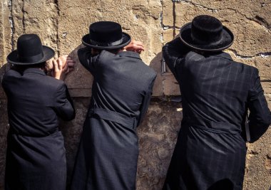 Kudüs, İsrail - 18 Şubat 2026. Batı Duvarı 'nda dua eden Ortodoks Yahudileri. Tallit ve Tefillin 'in ayrıntıları Eski Şehir' deki ritmik hareketler sırasında giyildi.