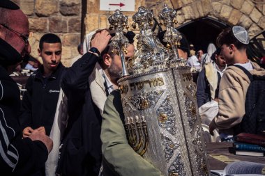 Kudüs, İsrail - 18 Şubat 2026. Kotel 'de Bar Mitzvah kutlaması. Yahudiliğin en kutsal yerinde olgunluğa geçişi simgeleyen dini ergenlik ayini..
