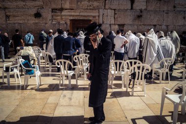 Kudüs, İsrail - 18 Şubat 2026. Batı Duvarı Plazası 'nın geniş perspektifi kalabalığı ibadet edenleri gösteriyor. Kutsalın tarihle buluştuğu canlı kalp..