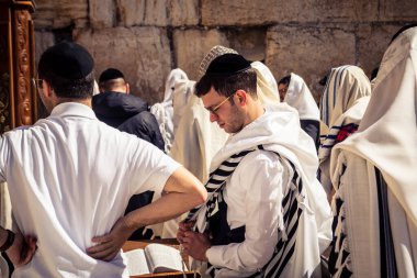 Kudüs, İsrail - 18 Şubat 2026. Batı Duvarı Plazası 'nın geniş perspektifi kalabalığı ibadet edenleri gösteriyor. Kutsalın tarihle buluştuğu canlı kalp..