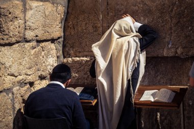 Kudüs, İsrail, 18 Şubat 2026 Yahudi erkek Batı Duvarı 'nda dua ediyor. Yüzleri, motelde inançlarını ve sessiz düşüncelerini ifade eder..