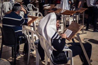 Kudüs, İsrail - 18 Şubat 2026. Tevrat 'ı ya da Kotel' de Mezmurlar 'ı okuyan Yahudilerin yakın çekimi. Dini bilginin iletimi.