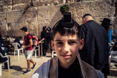 Kudüs, İsrail - 18 Şubat 2026. Kotel 'de Bar Mitzvah kutlaması. Yahudiliğin en kutsal yerinde olgunluğa geçişi simgeleyen dini ergenlik ayini..
