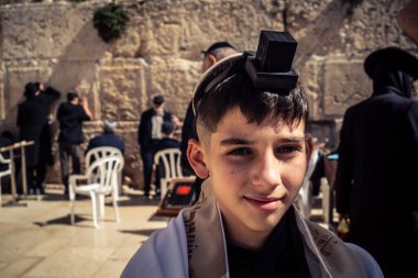 Kudüs, İsrail - 18 Şubat 2026. Kotel 'de Bar Mitzvah kutlaması. Yahudiliğin en kutsal yerinde olgunluğa geçişi simgeleyen dini ergenlik ayini..