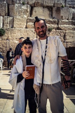 Kudüs, İsrail - 18 Şubat 2026. Kotel 'de Bar Mitzvah kutlaması. Yahudiliğin en kutsal yerinde olgunluğa geçişi simgeleyen dini ergenlik ayini..