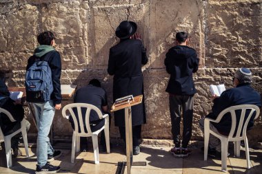 Kudüs, İsrail - 18 Şubat 2026. Batı Duvarı 'nda dua eden Ortodoks Yahudileri. Tallit ve Tefillin 'in ayrıntıları Eski Şehir' deki ritmik hareketler sırasında giyildi.