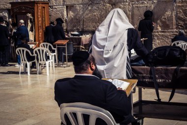 Kudüs, İsrail - 18 Şubat 2026. Tevrat 'ı ya da Kotel' de Mezmurlar 'ı okuyan Yahudilerin yakın çekimi. Dini bilginin iletimi.