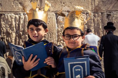 Kudüs, İsrail - 18 Şubat 2026. Batı Duvarı Plaza, Kudüs 'te duran çocuklar. Çocukların masumiyetine karşı dualar ve tarihi kalıntılar..