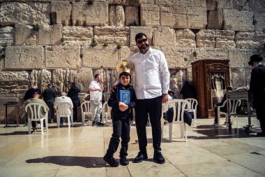 Kudüs, İsrail - 18 Şubat 2026. Batı Duvarı Plaza, Kudüs 'te duran çocuklar. Çocukların masumiyetine karşı dualar ve tarihi kalıntılar..