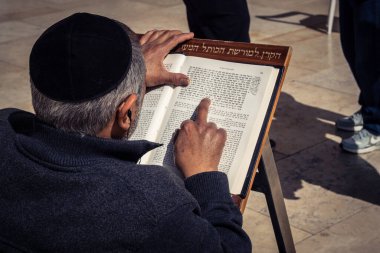 Kudüs, İsrail - 18 Şubat 2026. Tevrat 'ı ya da Kotel' de Mezmurlar 'ı okuyan Yahudilerin yakın çekimi. Dini bilginin iletimi.