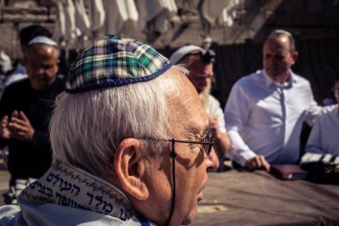 Kudüs, İsrail - 18 Şubat 2026. Kotel 'de Bar Mitzvah kutlaması. Yahudiliğin en kutsal yerinde olgunluğa geçişi simgeleyen dini ergenlik ayini..