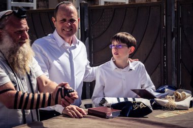 Kudüs, İsrail - 18 Şubat 2026. Kotel 'de Bar Mitzvah kutlaması. Yahudiliğin en kutsal yerinde olgunluğa geçişi simgeleyen dini ergenlik ayini..