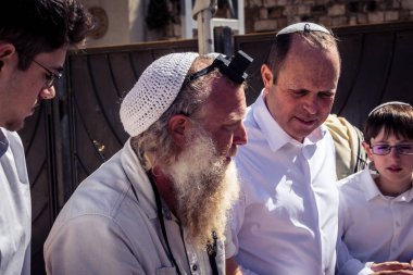 Kudüs, İsrail - 18 Şubat 2026. Kotel 'de Bar Mitzvah kutlaması. Yahudiliğin en kutsal yerinde olgunluğa geçişi simgeleyen dini ergenlik ayini..