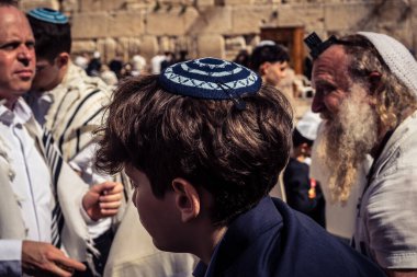 Kudüs, İsrail - 18 Şubat 2026. Kotel 'de Bar Mitzvah kutlaması. Yahudiliğin en kutsal yerinde olgunluğa geçişi simgeleyen dini ergenlik ayini..