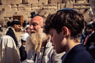 Kudüs, İsrail - 18 Şubat 2026. Kotel 'de Bar Mitzvah kutlaması. Yahudiliğin en kutsal yerinde olgunluğa geçişi simgeleyen dini ergenlik ayini..